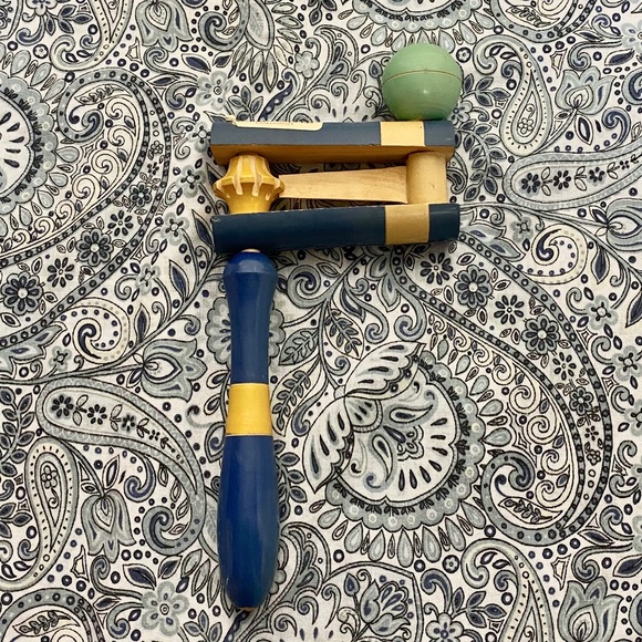 Wooden toy hold and circe made in India - Picture 1 of 5